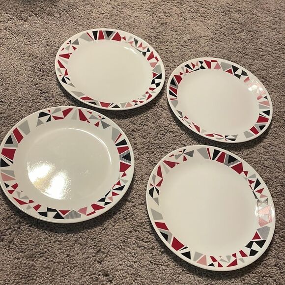 COPY - 4 Corelle by Corning Mosaic Red pattern Dinner plates - Picture 1 of 7